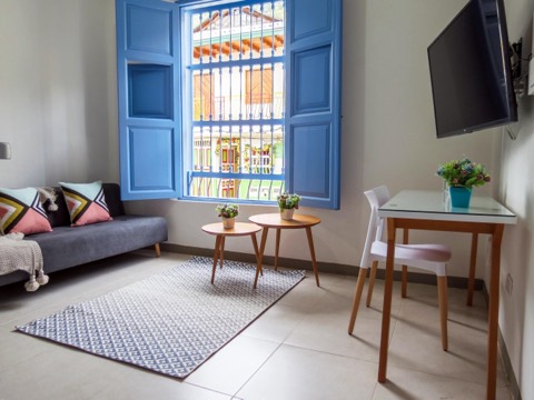 Sala con ventana a la calle del Azulado 11