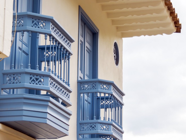 Balcones coloniales azules del Hotel Azulado Jericó