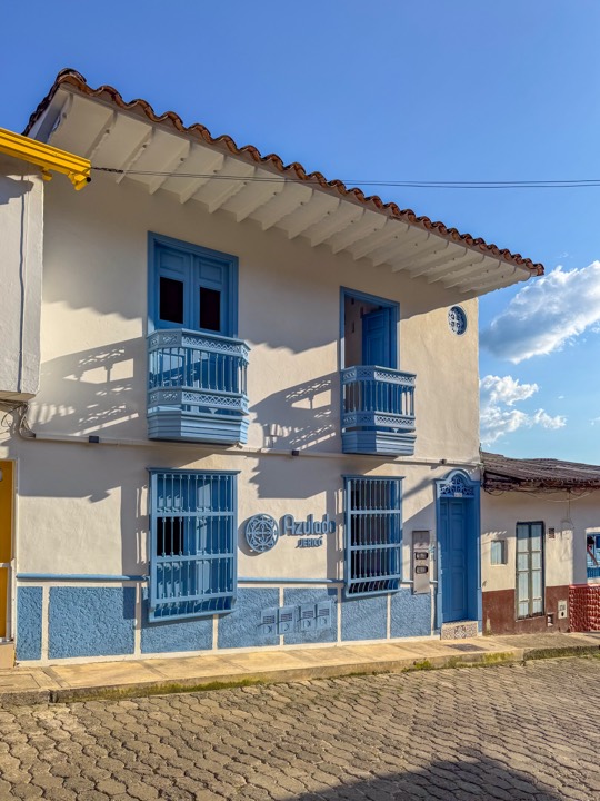 Fachada del Hotel Azulado Jericó, en la vía de ingreso junto al colegio La Normal