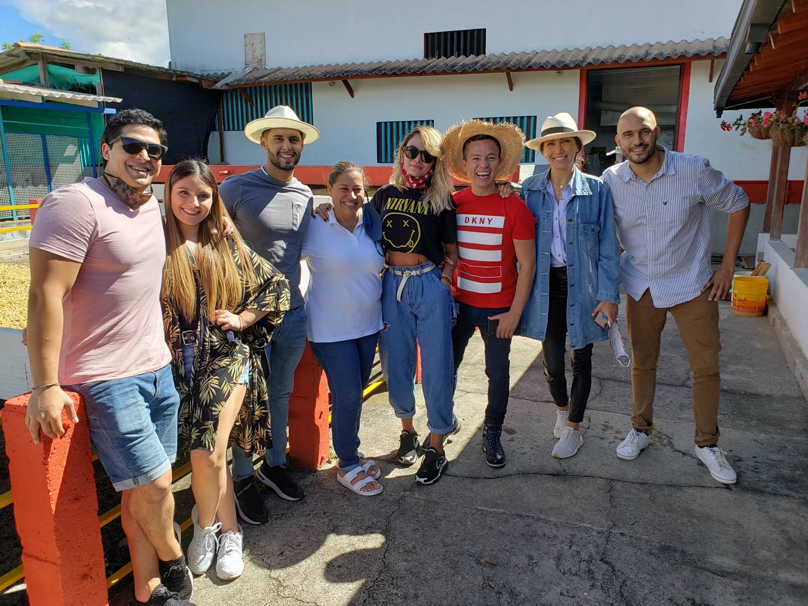 Grupo de visitantes en el beneficiadero durante el tour del café en Jericó, Antioquia